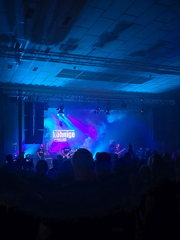 KÖHNIGE Konzert - Tribute Band auf der Bühne